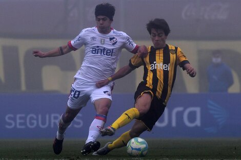 Nacional, rival de Racing, empató 1-1 con Peñarol en el clásico que marcó el regreso del fútbol uruguayo.