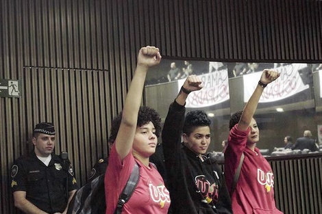 El film retrata los hechos protagonizados por alumnos en defensa de sus escuelas.