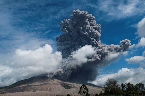 La impresionante erupción del volcán Sinabung en Indonesia 