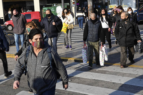 Una gran cantidad de personas se movilizaron hoy en el barrio porteño de Once como en un día previo a la pandemia COVID-19, a pesar del Aislamiento social, preventivo.