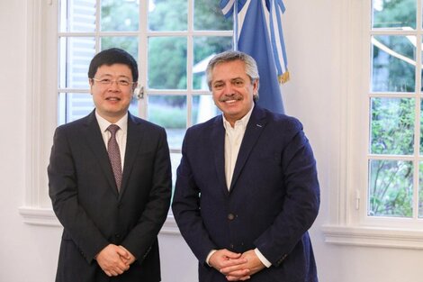 El Presidente, en una imagen de archivo, junto al embajador chino Zou Xiaoli. 