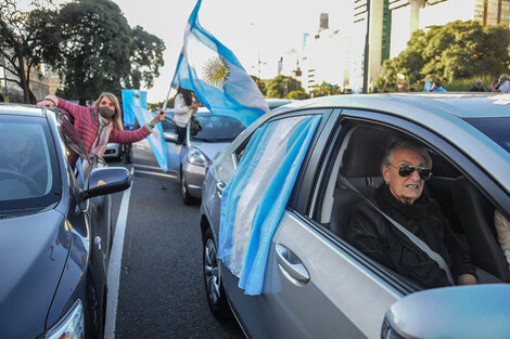 Macri en Francia, convocatoria en el Obelisco