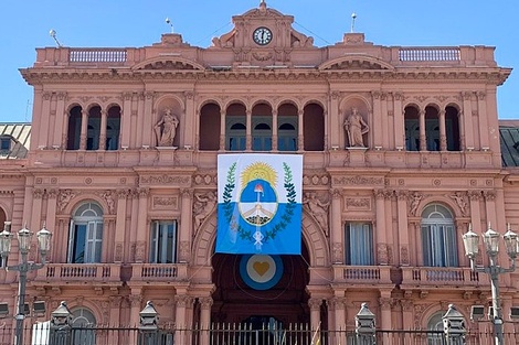 La Bandera del Ejército de los Andes decora la Casa Rosada 