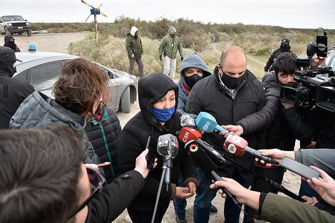 Cristina Castro da cuenta a los periodistas sobre el hallazgo de un cuerpo esqueletizado.