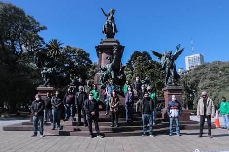 Con el reclamo de que las negociaciones con el FMI no impongan una nueva etapa de ajustes, referentes sindicales, de movimientos sociales y agrupaciones PyMEs hicieron un acto en la plaza San Martín.