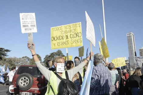 "Estamos sanos", decía la pancarta de la manifestante. 