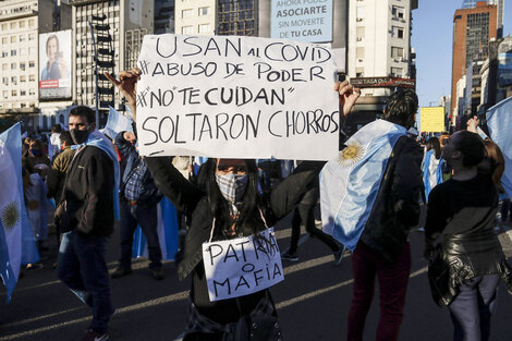 Los carteles y banderas agitaron consignas de todo tipo. 