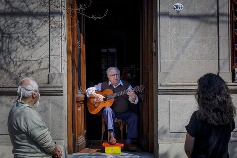 Cantar con alma y cercanía, sin romper la cuarentena