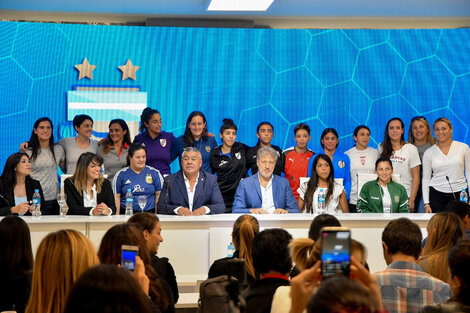 Tapia y las futbolistas, en el inicio de un camino que promete seguir mejorando.