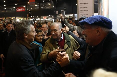 David Lacroze, referente del bloque ultraconservador del agro, junto a Mauricio Macri en la Rural.