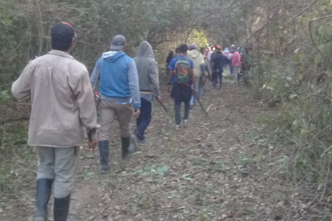 Habitantes de frontera aislados abren un camino por sus propios medios