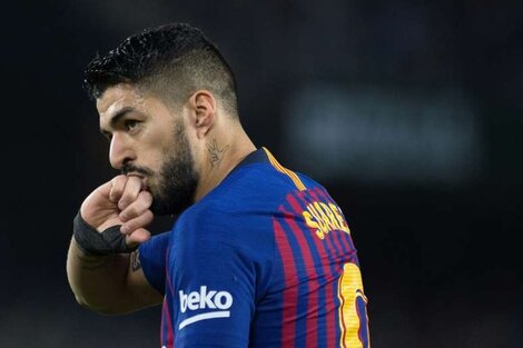 Luis Suárez, con un pie afuera del Barcelona