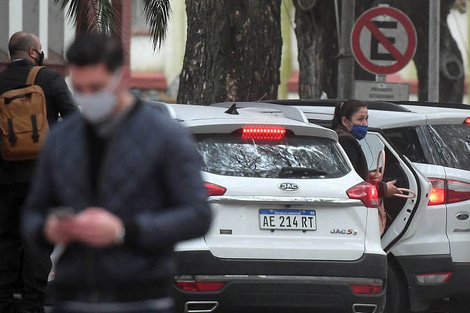 Cristina Castro, madre de Facundo, llegó a la sede del EAAF en compañía del abogado Luciano Peretto.