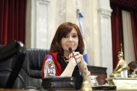 CFK, al frente de una sesión en el Senado. 