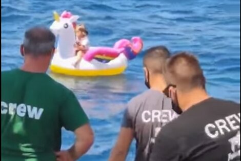 Grecia: dramático rescate a una niña de cuatro años  que estaba a la deriva en el mar