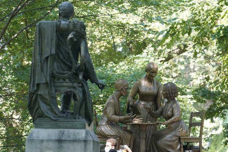 Las estatuas de mujeres llegan al Central Park y rompen el "techo de bronce"