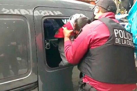 Dejaron a su hijo de cuatro años encerrado en el auto y lo rescató la policía