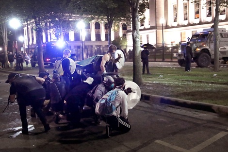 Manifestantes en Wisconsin usan tapas tachos de basura como escudos  para defenderse de la policía.