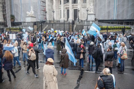 Un puñado de personas dijo presente esta tarde frente al Congreso Nacional.