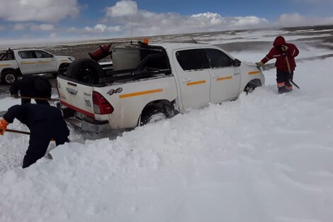 Dificultades en los caminos de la Puna por nevadas tardías 