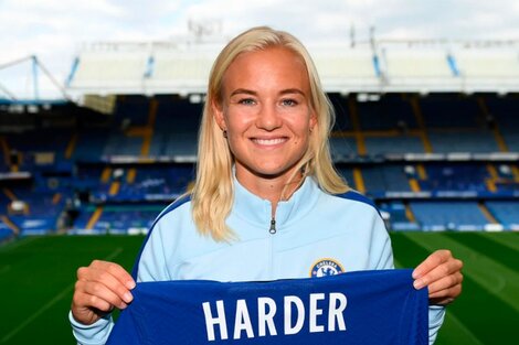 Pernille Harder llegó al Chelsea con una contratación récord del fútbol femenino