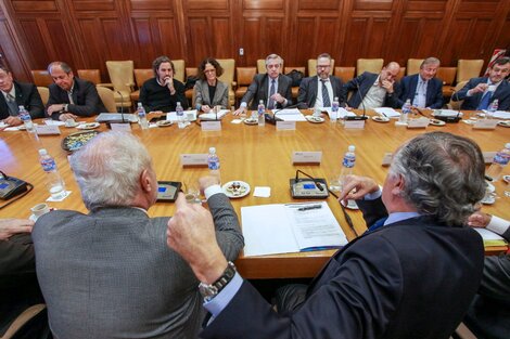 Fernández y su gabinete, en una visita a la UIA luego de ser electo presidente