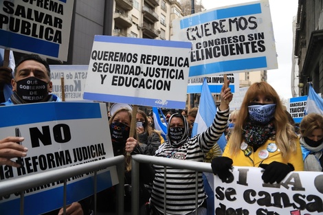 Un pequeño grupo de militantes opositores quiso entrar al Congreso por la fuerza