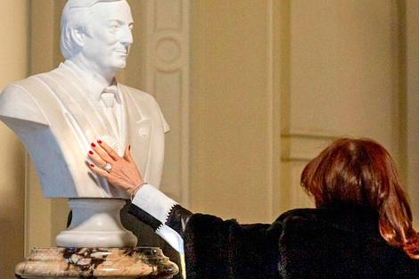 La emotiva foto de Cristina Kirchner junto al busto de Néstor  
