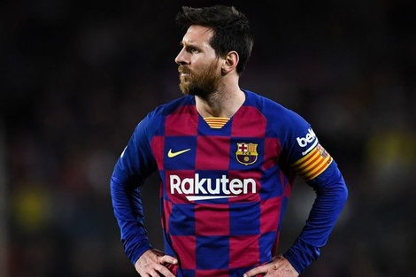 Messi no tiene fácil la salida de Barcelona, por lo que evalúa la posibilidad de quedarse un año más.