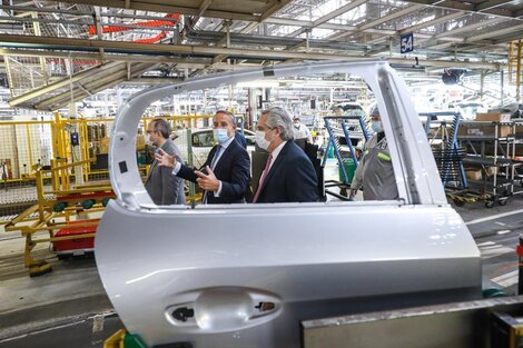 El presidente Alberto Fernández participó este mediodía del lanzamiento del nuevo Peugeot 208 y de su plataforma global multienergética (CMP) en la planta automotriz de la empresa, en el oeste del conurbano bonaerense. 