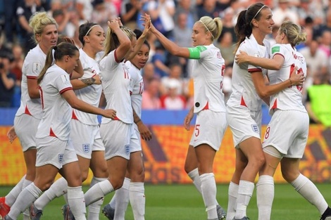 Festejan las futbolistas de Inglaterra.