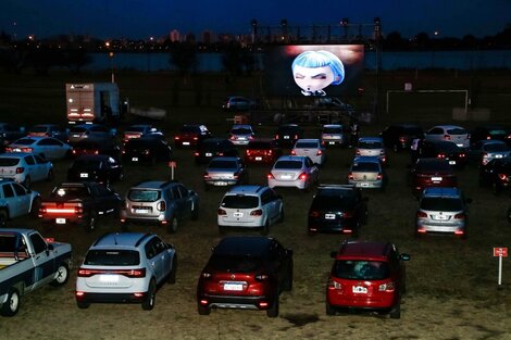 La modalidad del autocine se expande también en La Plata. 