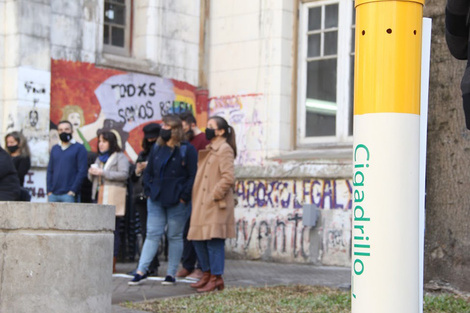 Un contenedor de residuos en la Facultad de Humanidades. 