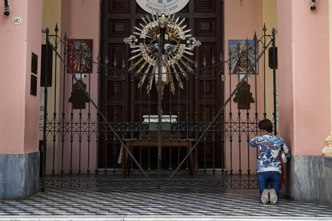 Tiempo de Milagro en Salta: a Dios rogando y con el hisopado dando