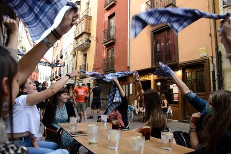 Los especialistas advierten que la apertura de bares y restaurantes en España podría tener fuertes repercusiones en la evolución de la pandemia.