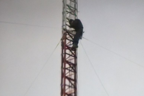 Quién es el policía que amenazó con tirarse de una torre