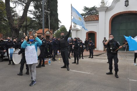 Policías bonaerenses protestan frente a la Quinta de Olivos