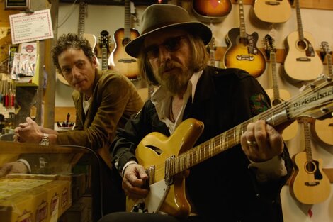 Jakob Dylan y Tom Petty con la legendaria Rickenbacker de doce cuerdas, cuya versión original había sido fabricada para Roger McGuinn.