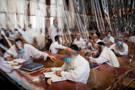 Estudio de la Torah entre separadores de plástico en Bnei Brak.