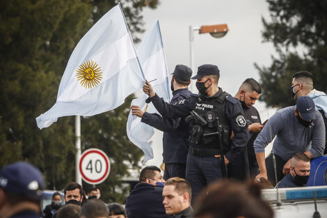 Alberto Fernández y los policías bonaerenses: Presión armada, respuesta racional