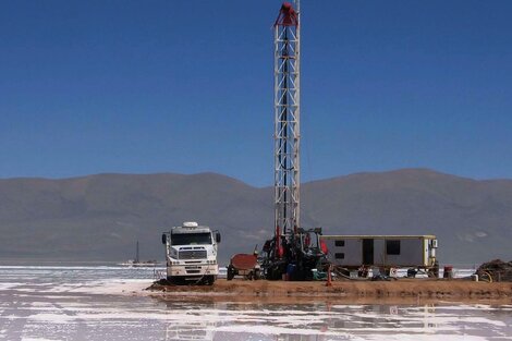 Bombeo de la salmuera para la extracción del litio en el salar de Olaroz.