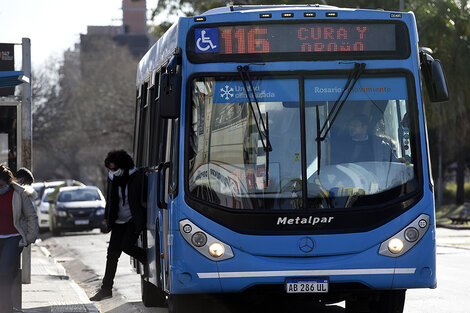 Colectivos llevando y trayendo gente, una postal poco habitual en este 2020.