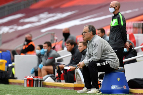 Bielsa y su curioso asiento, con bandera argentina incluida. Las tribunas, vacías.