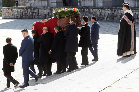 Familiares de Franco llevaban el féretro con los restos del dictador tras su exhumación del Valle de los Caídos, el 24 de octubre de 2019. 