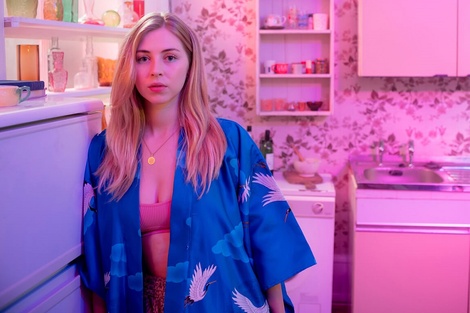 Freddy se cruza pronto con Baba, y en una ambigua y delirante relación, juntos zafarán de los agentes Franks y Mendy.