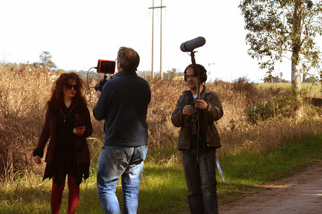 ((((Foto)))  Lola (Schujman) en una de las escenas iniciales de la serie. (((foto 2)))) Tato (Bosco) es el líder del imperfecto dúo.