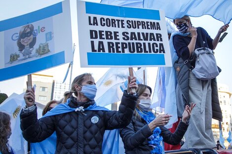 Otro banderazo con viejas consignas contra el Gobierno y los movimientos antivacunas en el centro