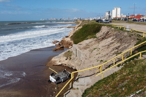 Mar del Plata: Un auto cayó desde un acantilado y terminó volcado en la playa