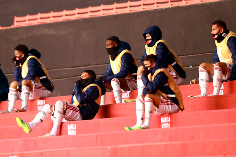 Los suplentes de Flamengo, durante el duelo del jueves ante Independiente del Valle.