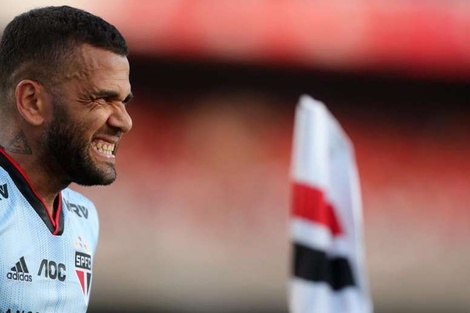 Dani Alves no es noticia por su fútbol.